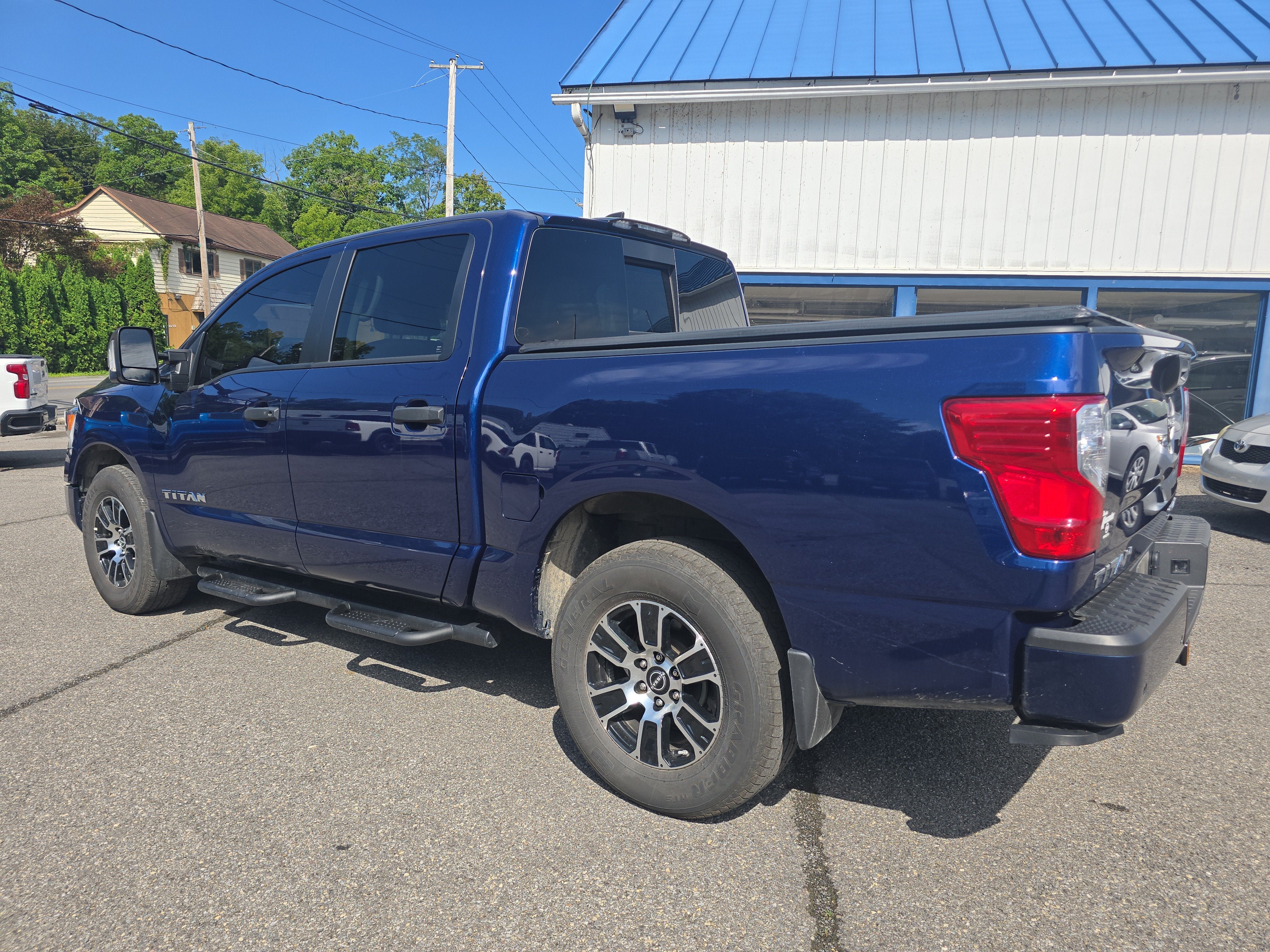 2024 Nissan TITAN Crew Cab SV 4x4