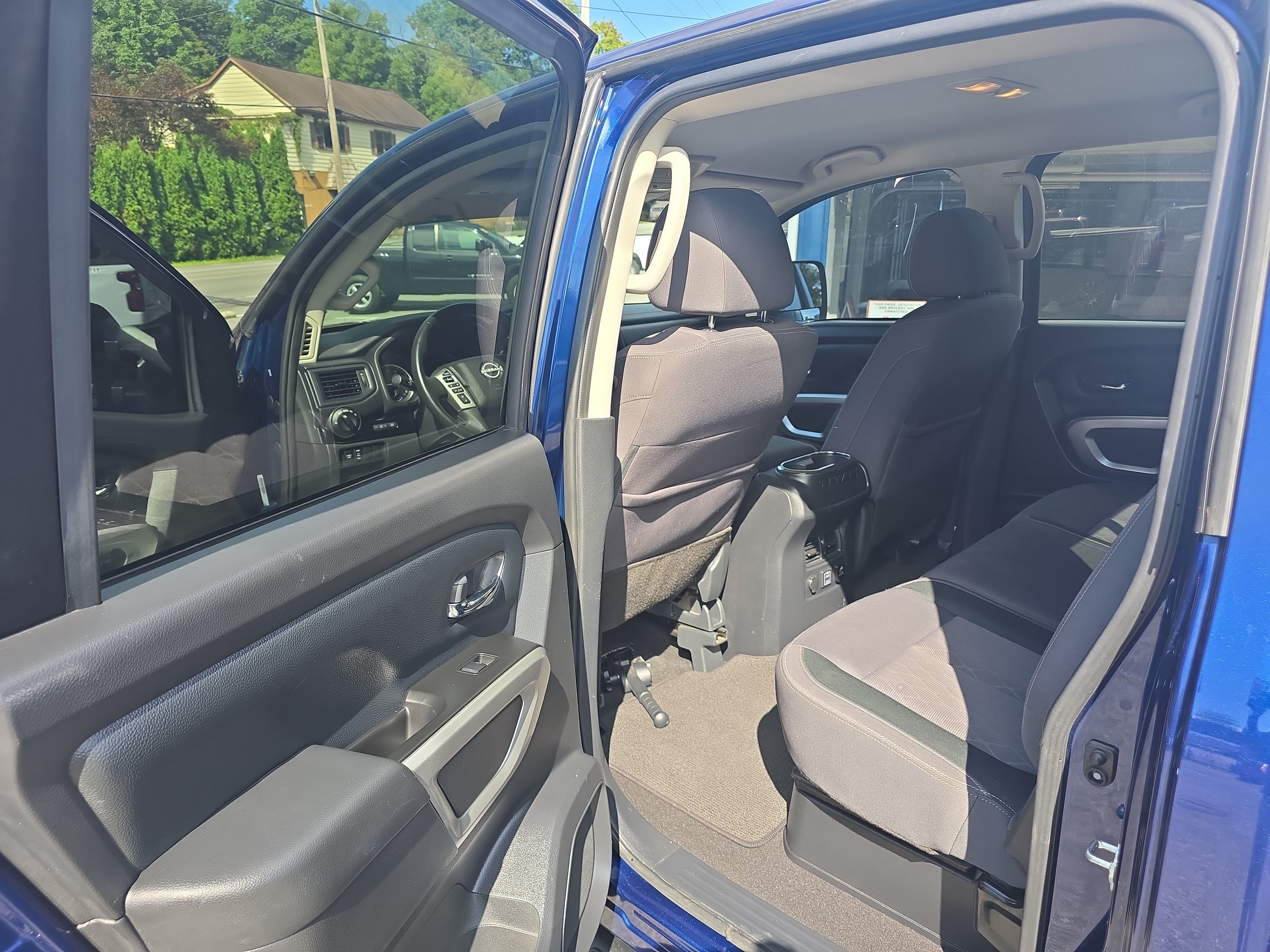 2024 Nissan TITAN Crew Cab SV 4x4