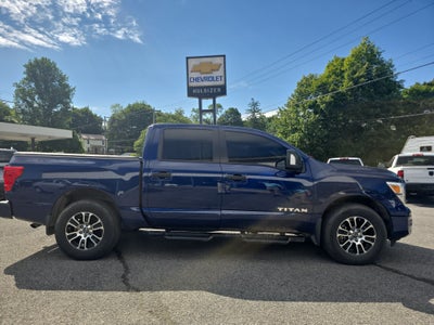 2024 Nissan TITAN Crew Cab SV 4x4